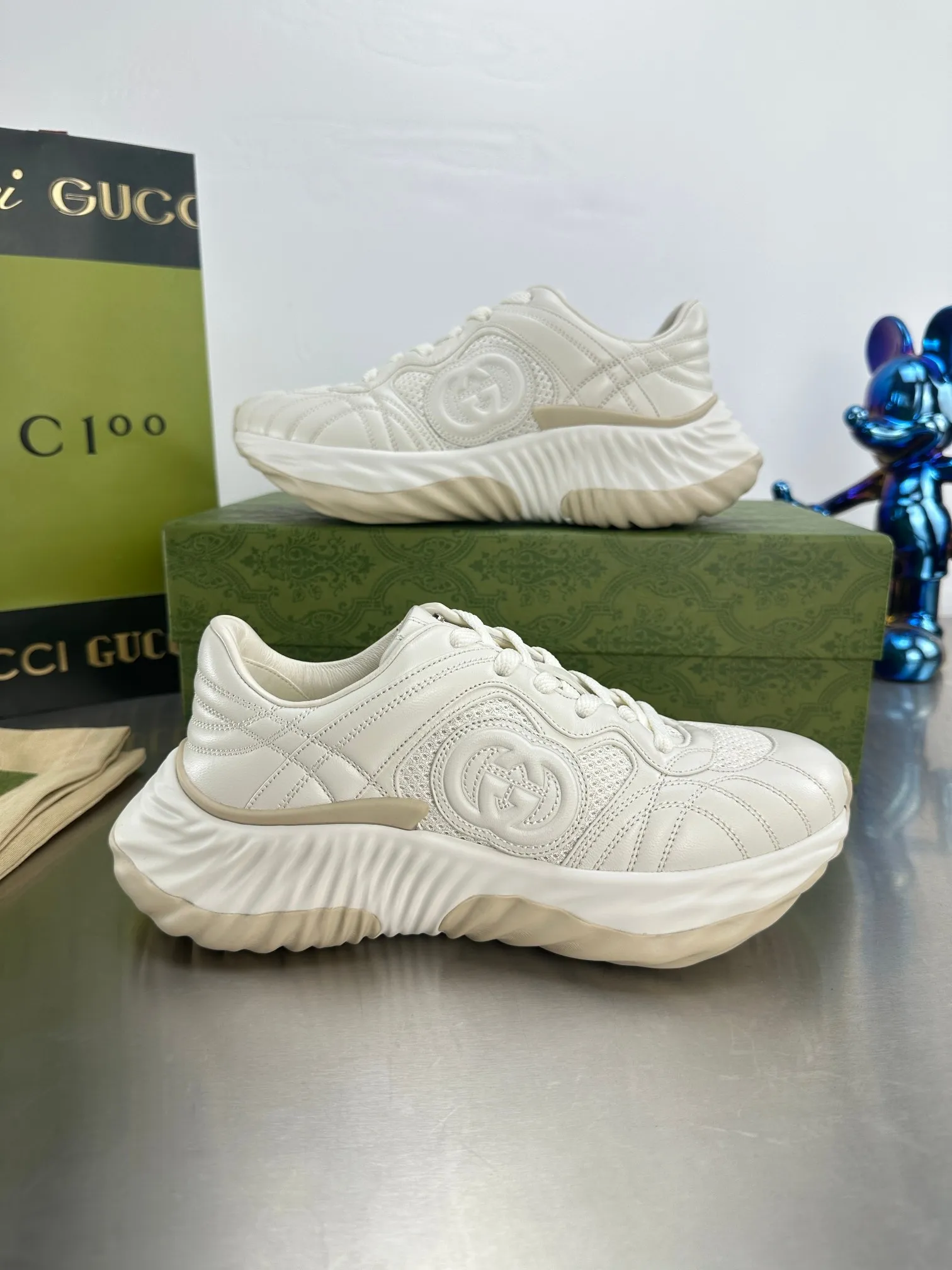 👟👟Ex-factory price 800👟👟 Top version 🔝Purchased and developed from the original version. This new sneaker adopts a thick-soled design, with stitched sheepskin upper and breathable mesh. Show full sense of technology. The 3D effect interlocking double G leather patch and Gucci letter metal accessories, two brand logo details, inject a dazzling texture into the overall design. The details are more substantial! ...